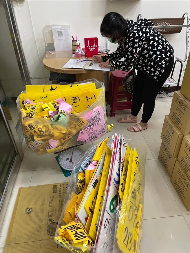 民眾在平日只要撕滿2公斤的小廣告，約200張A4廣告紙，即可兌換50元等值商品與抽獎券1張。（桃園市環保局提供／陳夢茹桃園傳真）