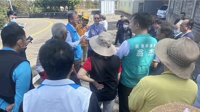 中油人員今天解釋事發經過。（民眾提供／李京昇苗栗傳真）