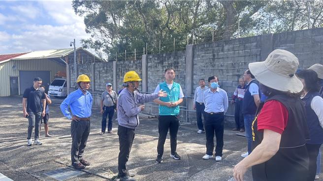 縣議員翁杰等人到場了解情形。（民眾提供／李京昇苗栗傳真）