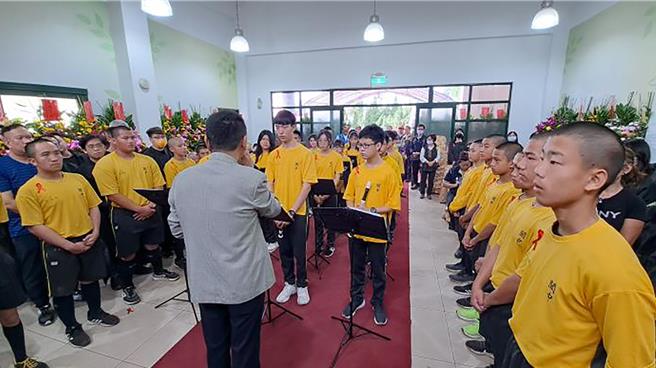 新竹縣最年長的百歲人瑞楊蔡甘妹日前享嵩壽107歲過世，關西國中棒球隊和藝才班學生演奏《感恩的心》送婆婆最後一程，感念她的善心。（新竹縣政府提供／羅浚濱新竹傳真）