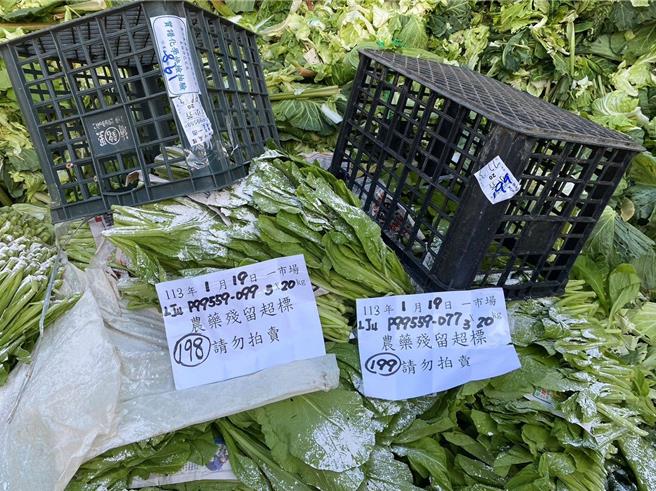 农药检验不合格销毁作业。（黄敬文翻摄）