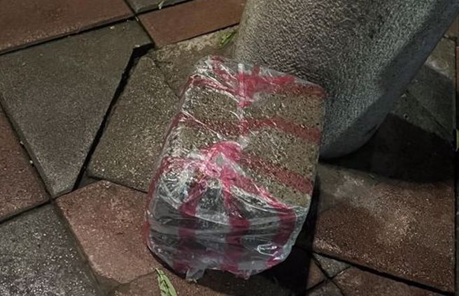 路边看到一颗石头被塑胶袋套住，引起网友讨论。（图／网友Una Ye提供）
