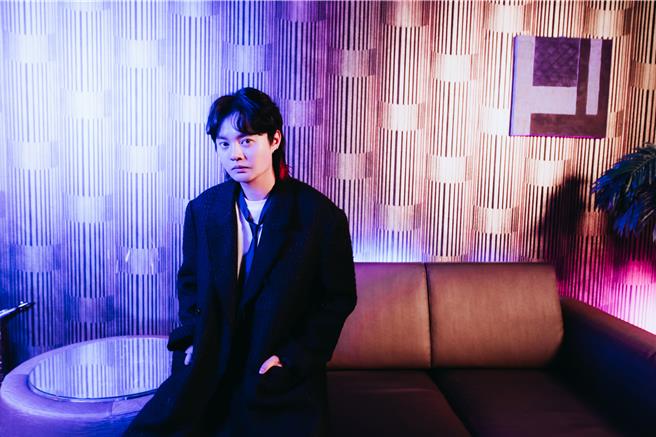 许富凯近来推出新歌〈No Love Hotel〉MV。（何乐音乐提供）