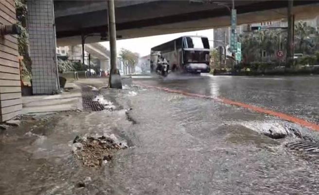 基隆市安樂區基金一路112巷口21日接近中午發生大水管破管，大量自來水湧流到路面，影響交通與附近3000戶民眾用水，民眾抱怨連連，自來水公司緊急檢漏並搶修，預計晚間才會修復。（徐佑昇攝）