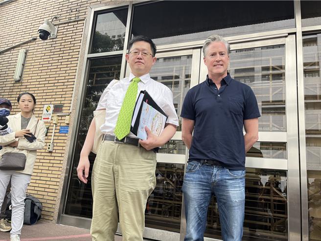 夏克立（右）不满遭爆料，21日在律师陪同下举行记者会，他否认在加拿大与黄女有肢体衝突，并呛声她一直对外放话，他说「想看到家人」希望台湾的法院好好处理这个问题。（林伟信摄）