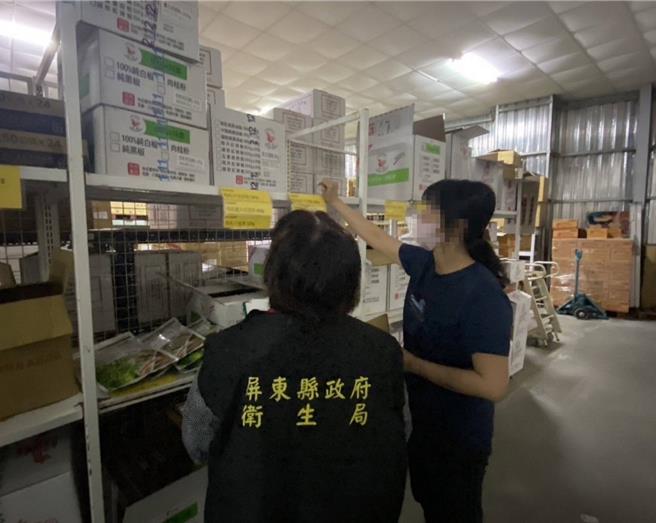 屏县府卫生局查获流入屏东县共72公斤含有苏丹色素3号的「细粉红辣椒」，所幸均未售出即被查获。(屏县府提供)