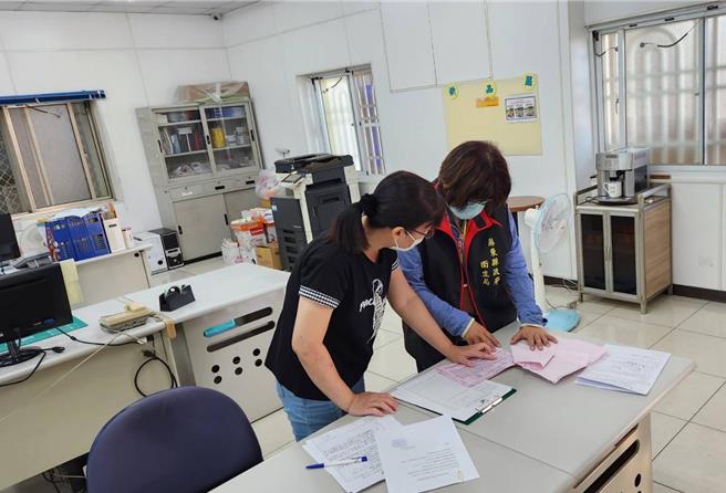 屏县府卫生局查获流入屏东县共72公斤含有苏丹色素3号的「细粉红辣椒」，所幸均未售出即被查获。(屏县府提供)