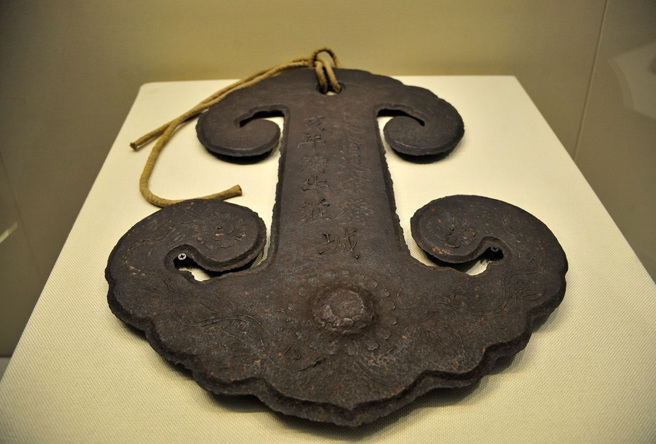 大陸文物專家在遼寧一處小學發現一塊被用來充當上下課鐘的廢棄鐵板，仔細觀察驚覺竟是後金時期的文物。 (圖/新華社)