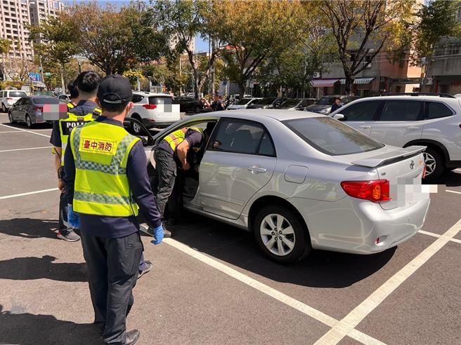 台中大里區國光花市停車場21日上午11時有民眾發現1輛白色自小客車門打開，1男子陳屍車內，警方獲報後到場勘察採證。（民眾提供／馮惠宜台中傳真）