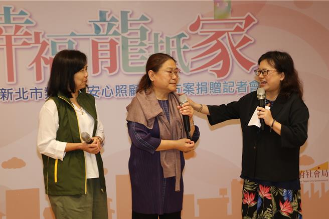 在三重社宅擔任類家庭主要照顧者的「薛媽」（中）坦言一開始吃了許多苦頭  常半夜被孩子的尖叫聲驚醒，左為芥菜種會安置處副處長陳黛羚。（新北市社會局提供）
