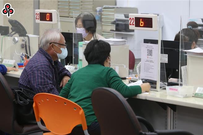 據勞保局統計指出，2023年勞工保險應計保費收入為4760億餘元、當年給付為5206億餘元，意謂不計入撥補及收益，當年收不抵支約446億元。（報系資料照）