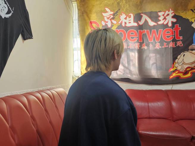 25岁男子小林(化名)朋友介绍下，18岁尝试入珠。(游定刚拍摄)