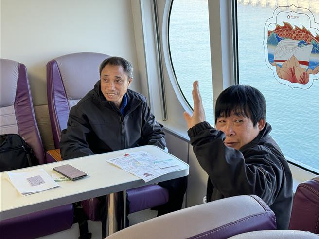 2名生还渔工20日下午在晋江市红十字会人员协助下经小三通返回厦门，不过徐仲安(右)回去接受陆媒採访时却「爆料」说，是我方海巡舰艇过来「衝一下」就把他们船顶翻掉了！（于家麒摄）