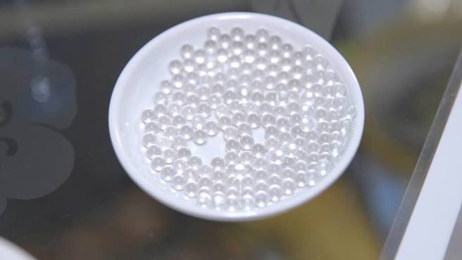 「入珠大师」陈安窓独创奈米按摩珠。(吴振煌拍摄)