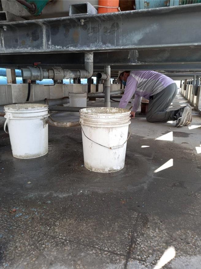 台南市登革热防治工作不停歇，现仍持续派员稽查环境中有无病媒蚊孳生源。(台南市卫生局提供／曹婷婷台南传真)