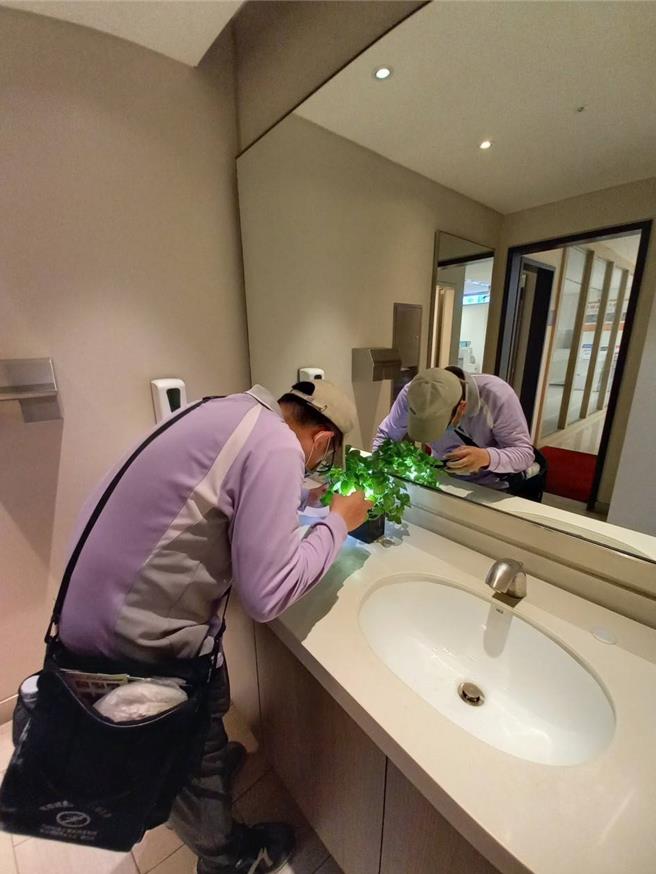 台南市登革热防治工作不停歇，现仍持续派员稽查环境中有无病媒蚊孳生源。(台南市卫生局提供／曹婷婷台南传真)