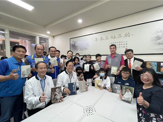 桃園龍興國中靜思閱讀書今啟用，師生擁優質閱讀空間。(呂筱蟬攝)