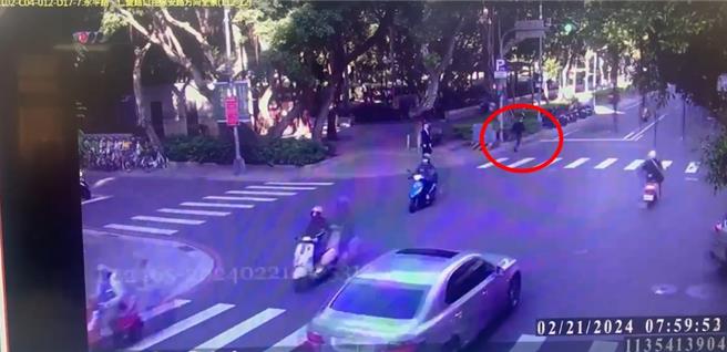 黑衣男偷包被發現，拔腿狂奔逃離現場。（永和警分局提供）