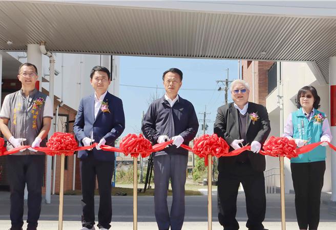 新港乡卫生所新建大楼21日落成启用，国健署长吴昭军、嘉义县长翁章梁、立委陈冠廷、新港乡长叶孟龙、卫生局长赵纹华等各界剪彩。（吕妍庭摄）