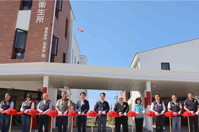 新港乡卫生所新建大楼21日落成启用，地方各界人士出席剪彩。（吕妍庭摄）
