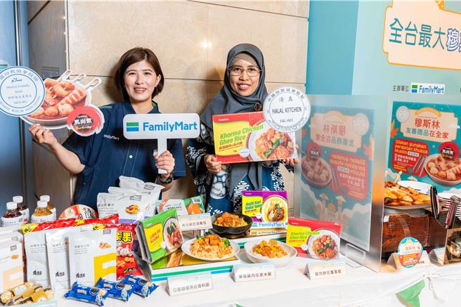 全家以「穆斯林友善餐食开发」、「穆斯林友善商品专区扩大」及「卖场友善外语标示」三大作法，营造穆斯林便利安心的购物场域。（石智中摄）
