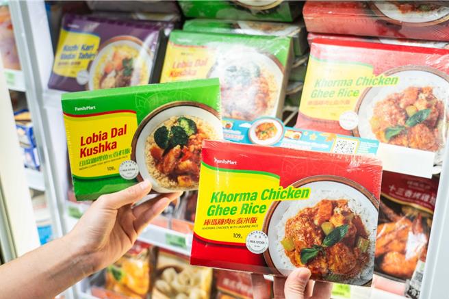 为因应穆斯林餐食需求，全家推出4款独家开发之穆斯林友善鲜食，包括售价109元的「印度咖哩鱼佐香料饭」（左）、「库玛鸡肉佐泰米饭」等。（石智中摄）