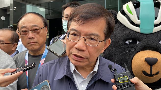 交通部長王國材近日表示，正研議罰款1200元以下交通違規不記點，引發路權團體抗議；前交通部長賀陳旦直指「交通違規記點不宜輕減」，且選後再放寬很有爭議。（陳祐誠攝）