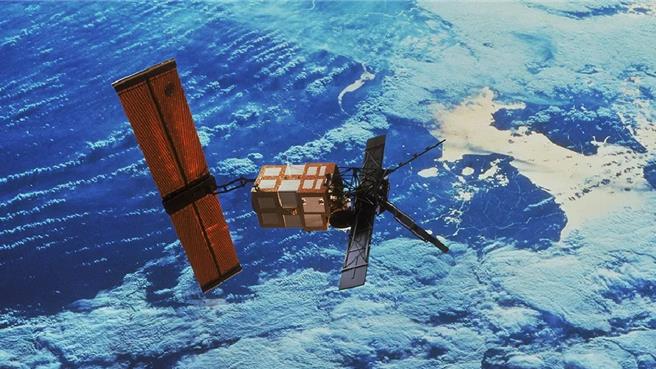 1995年發射的ERS-2，當時發射時重量有2.5頓。（圖／歐洲太空總署）