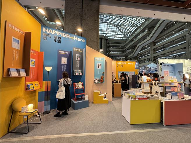 「待在這裡也不錯」主題展位聚集了新經典文化、早安財經、啟明出版、重版文化和是日創意文化，跨界讓書與非書都提供讀者好的生活體驗。（李怡芸攝）