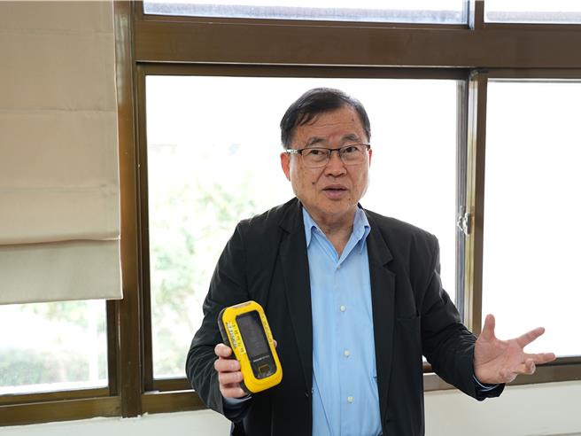 台北市環保局長吳盛忠今(21)日表示，事發後即派人前往監測空氣品質，相關數值皆未超過標準，雖有臭味但跟空氣品質沒有直接關係。（黃敬文攝）