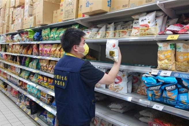 桃園市衛生局表示，高雄市衛生局通報的裕榮食品「蝦味先 香辣口味」產品截至今天中午已完成清查1萬3426家，總計下架問題批號產品5萬7676包。（桃園市衛生局提供／陳夢茹桃園傳真）