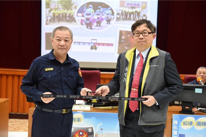 新北市牙醫師公會捐贈充電式車頂警示燈給新北市警局。（新北市警察局提供）