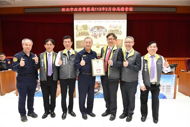 新北市牙醫師公會捐贈充電式車頂警示燈給新北市警局。（新北市警察局提供）