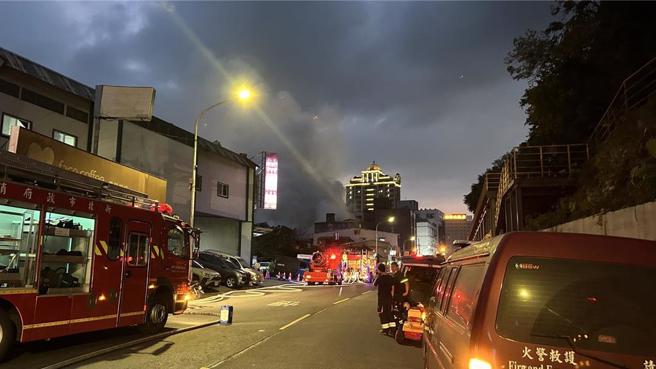 新北深坑一家光电公司工厂20日发生火警，浓烟与恶臭瀰漫双北，更有空污疑虑，引发民怨。（新北市环保局提供）