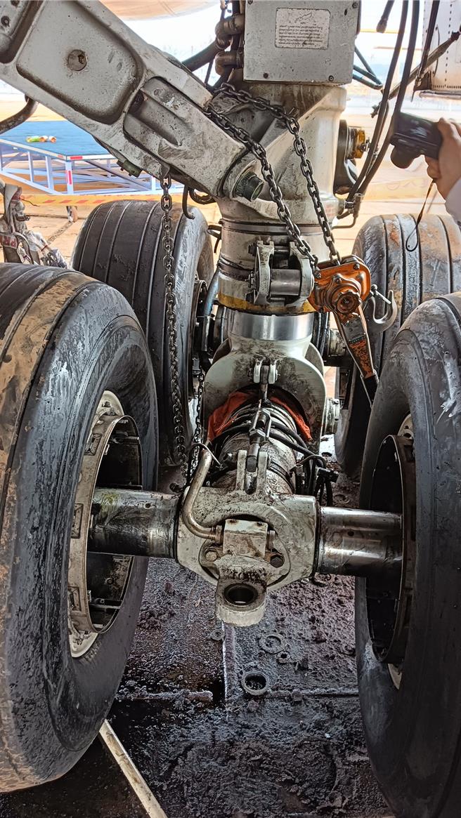 桃园市劳检处调查华航维修员遭夹死意外，发现是设备拆除时未依SOP将残压卸除，除勒令停工，依法开罚3万到30万元，也将移送桃检究责。(翻摄照片／蔡依珍桃园传真)