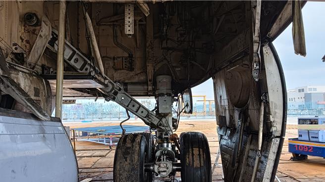 桃园市劳检处调查华航维修员遭夹死意外，发现是设备拆除时未依SOP将残压卸除，除勒令停工，依法开罚3万到30万元，也将移送桃检究责。(翻摄照片／蔡依珍桃园传真)