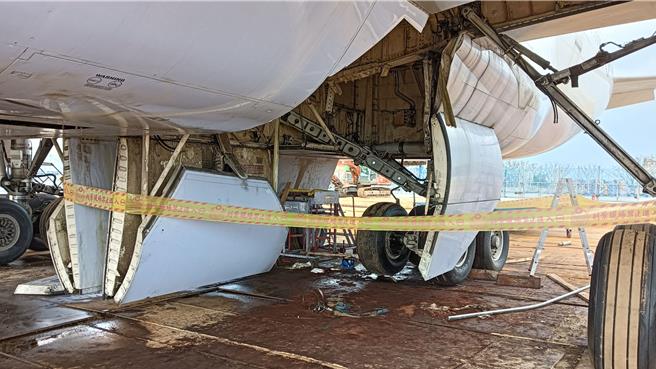 桃园市劳检处调查华航维修员遭夹死意外，发现是设备拆除时未依SOP将残压卸除，除勒令停工，依法开罚3万到30万元，也将移送桃检究责。(翻摄照片／蔡依珍桃园传真)