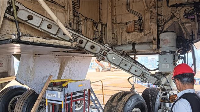 桃园市劳检处调查华航维修员遭夹死意外，发现是设备拆除时未依SOP将残压卸除，除勒令停工，依法开罚3万到30万元，也将移送桃检究责。(翻摄照片／蔡依珍桃园传真)