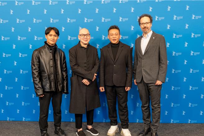 演員亞儂弘尚希（左起）、導演蔡明亮、演員李康生20日跟柏林影展總監卡洛夏崔安合影。（汯呄霖電影提供）