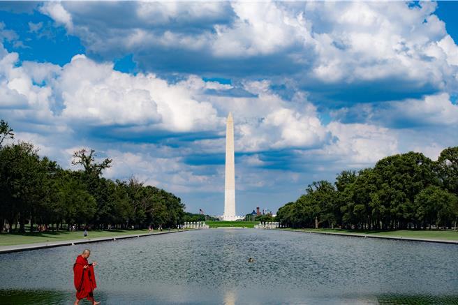 李康生在《無所住》中行經地標華盛頓紀念碑。（汯呄霖電影提供）