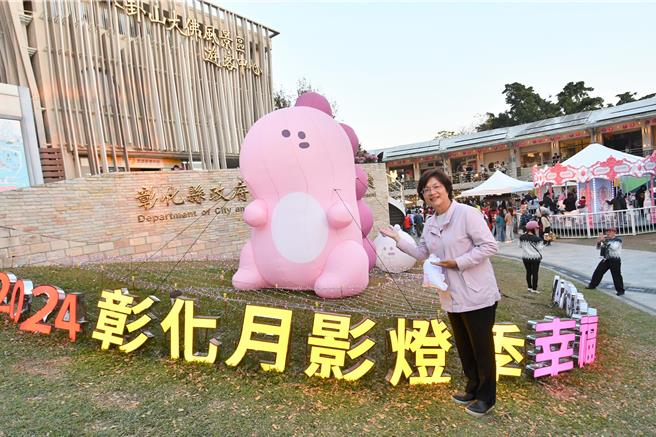 彰化縣政府24日元宵節晚間將於八卦山大佛風景區卦山村舉辦活動，到場參加的民眾有機會得到彰化縣長王惠美特別加碼的藍色或粉紅色限定版多多龍提燈。（彰化縣政府提供／孫英哲彰化傳真）