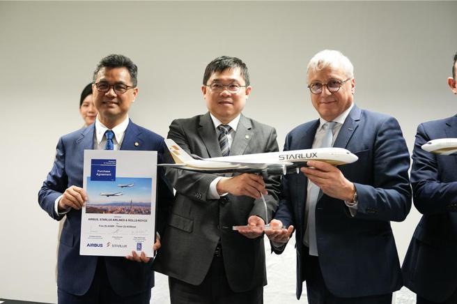 星宇航空执行长翟健华（左起）、星宇航空董事长张国炜、Airbus商用飞机部门总经理Chris。图／星宇航空提供