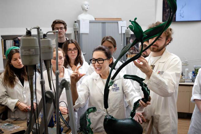 珠宝艺术家赵心绮接受巴黎高级珠宝学院之邀，成为该校近160年首位指导大型蜡雕作品的亚洲艺术家。（CINDY CHAO提供）