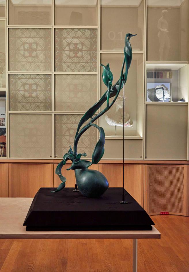 珠宝艺术家赵心绮与巴黎高级珠宝学院学生合作打造大型蜡雕作品，目前在罗浮宫展出。（CINDY CHAO提供）