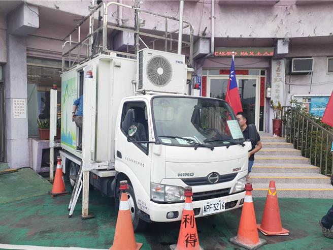 环保局说明，已派出移动式空气品质监测车至文山区博嘉里，今天下午4时30分起进行为期1周的空品连续监测至26日，加强距离新北火灾地点最近的文山区空品监测。(黄敬文翻摄)