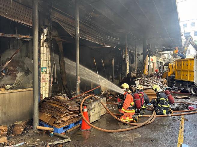昨日（2／20）深坑某間電器公司大火，導致雙北多處瀰漫燒塑膠的刺鼻味，影響範圍非常廣。圖為消防人員灑水降溫。（本報資料照／高鈞麟攝）