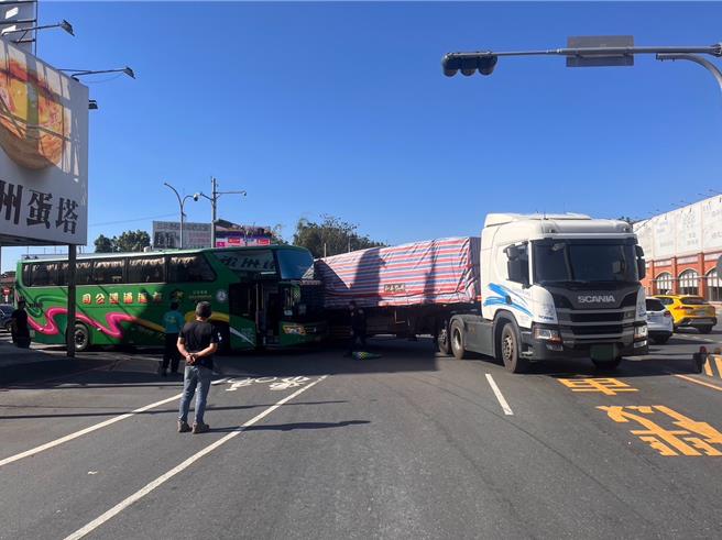 南投县立旭光高中师生21日南下展开毕业旅行，不料有辆游览车在屏东南州乡胜利路要右转台一线时，与在左侧也欲右转的曳引车发生碰撞，撞击瞬间全车35名师生吓歪。（警方提供／谢佳潾屏东传真）