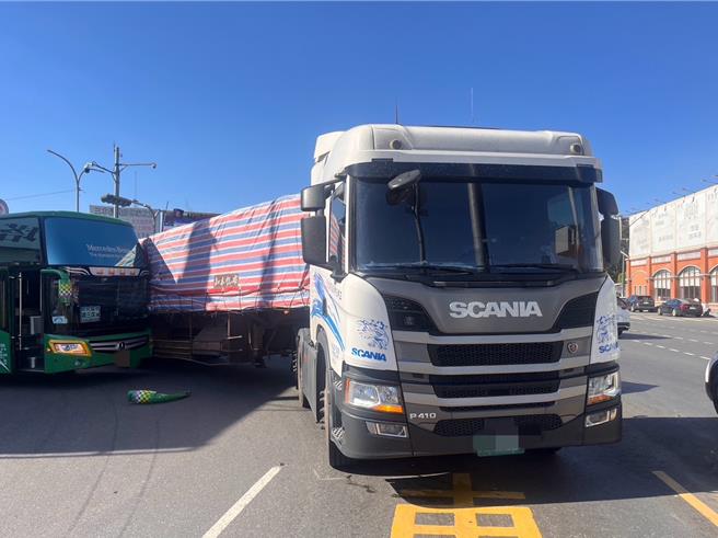 南投县立旭光高中师生21日南下展开毕业旅行，不料有辆游览车在屏东南州乡胜利路要右转台一线时，与在左侧也欲右转的曳引车发生碰撞，撞击瞬间全车35名师生吓歪。（警方提供／谢佳潾屏东传真）