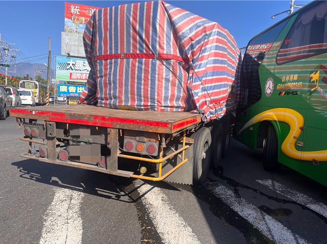 南投县立旭光高中师生21日南下展开毕业旅行，不料有辆游览车在屏东南州乡胜利路要右转台一线时，与在左侧也欲右转的曳引车发生碰撞，撞击瞬间全车35名师生吓歪。（警方提供／谢佳潾屏东传真）