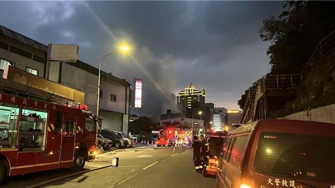 新北市環保局表示，針對網路上誤解深坑火災現場「每層樓都有7000顆鋰電池」，市府澄清，是有充電式藍芽耳機約7000顆，並非鋰電池儲存場。（新北市環保局提供）